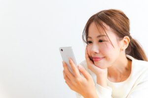 携帯をながめる女性