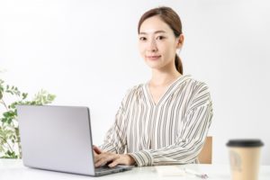 パソコンで仕事をする女性